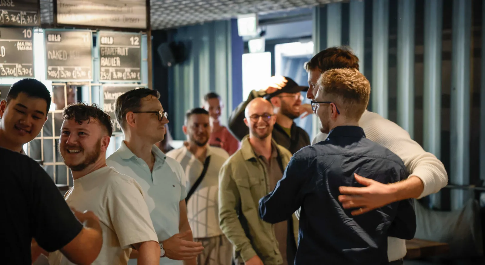 Mitglieder begrüßen sich bei einem Treffen in Mainz