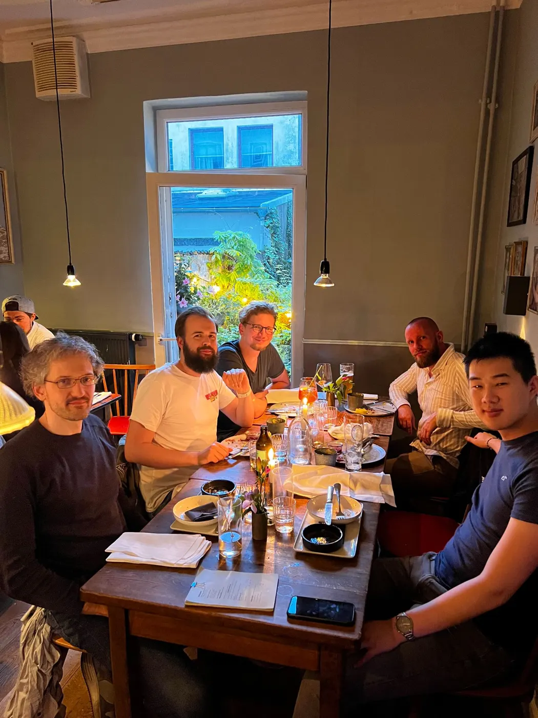 Happy-Arbitrage-Treffen im Restaurant