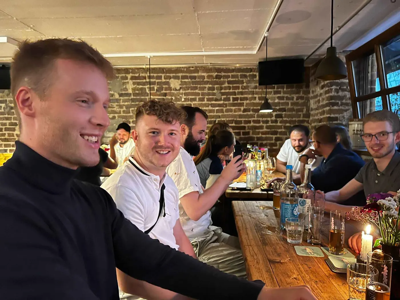 Happy-Arbitrage-Treffen im Restaurant