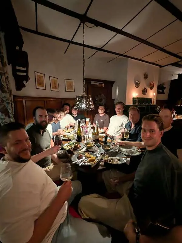 Happy-Arbitrage-Treffen in einer Weinstube
