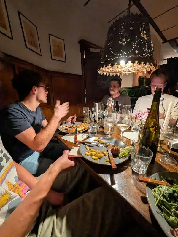 Happy-Arbitrage-Treffen in einer Weinstube