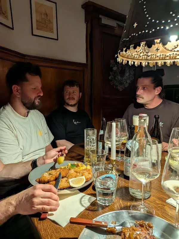 Happy-Arbitrage-Treffen in einer Weinstube