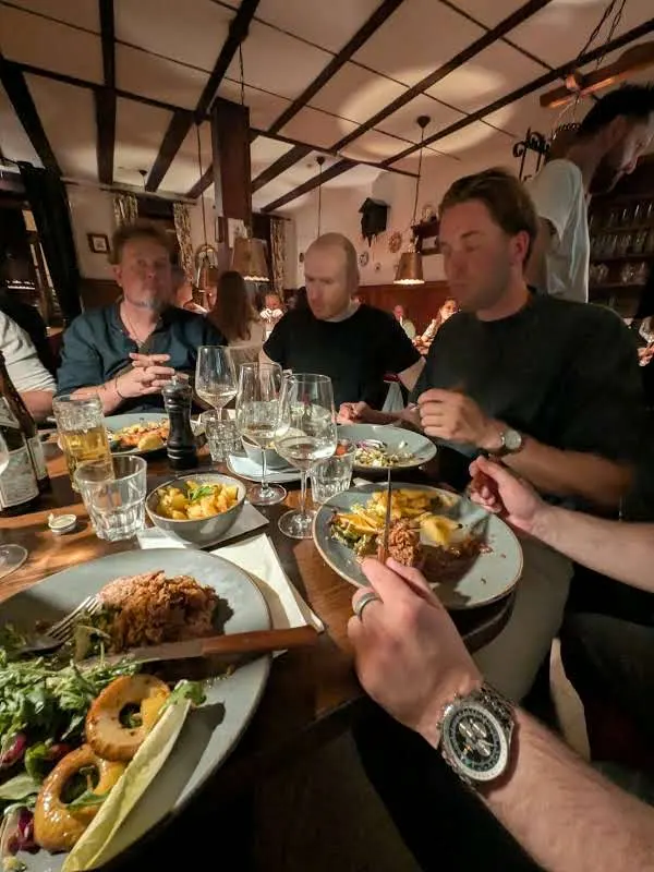 Happy-Arbitrage-Treffen in einer Weinstube